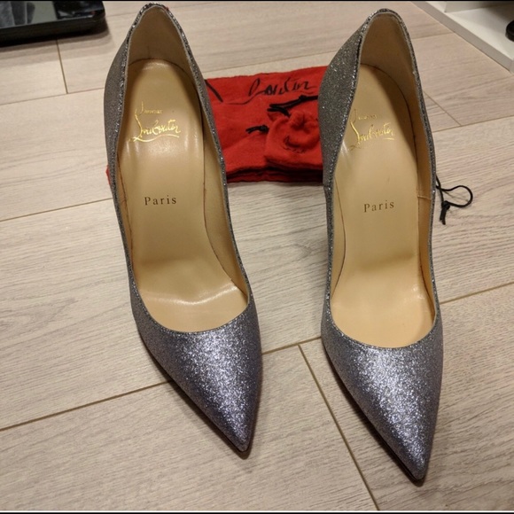 Minor scratch on the side and a little rip on the side as well. Good condition - Picture 2 of 7